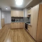 Apartman Z Parkingiem, Obok Metra.