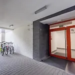 Z Parkingiem, Obok Metra. Varsó