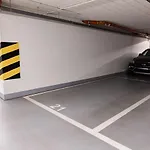 Z Parkingiem, Obok Metra.