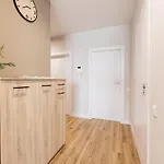 Z Parkingiem, Obok Metra. Apartment