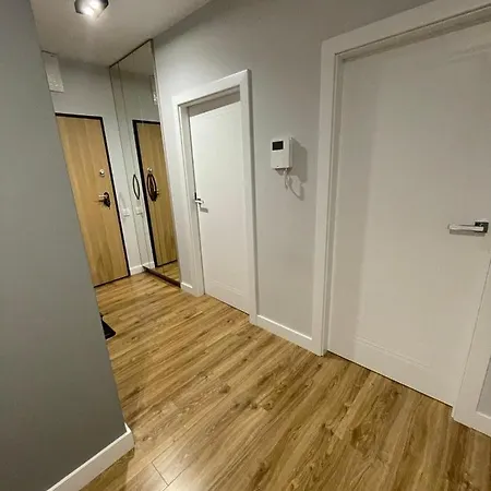 Z Parkingiem, Obok Metra. Apartment