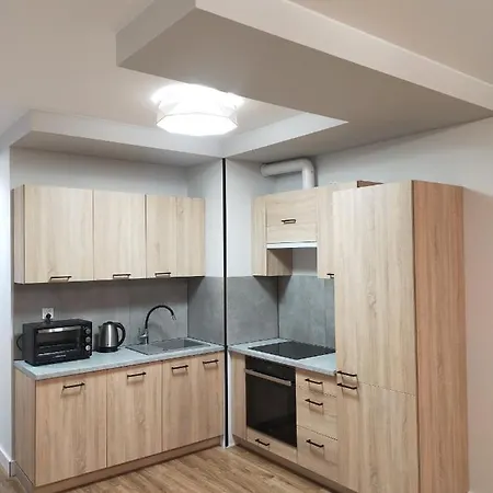 Z Parkingiem, Obok Metra.