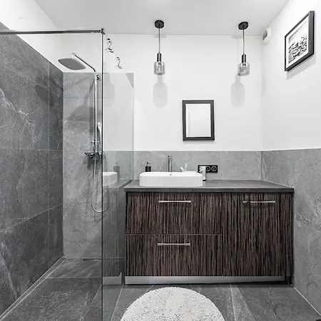 Z Parkingiem, Obok Metra. *