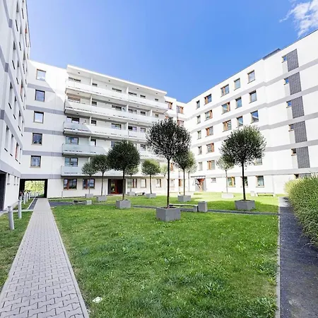 Z Parkingiem, Obok Metra. * Varsovie