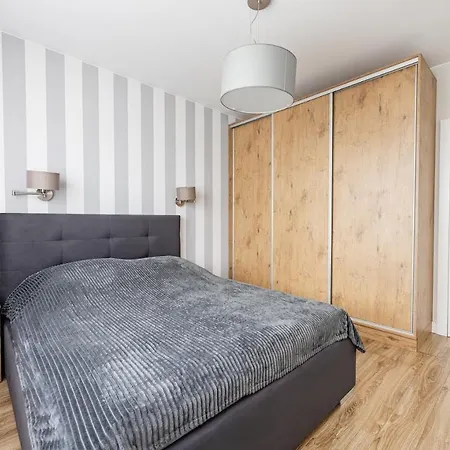 Z Parkingiem, Obok Metra. *