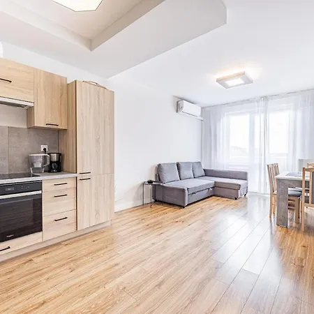 Z Parkingiem, Obok Metra.