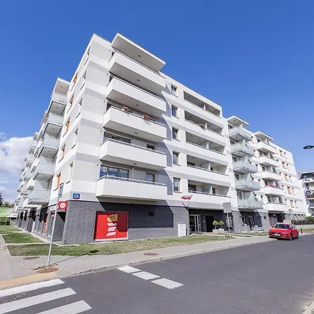 Z Parkingiem, Obok Metra. *