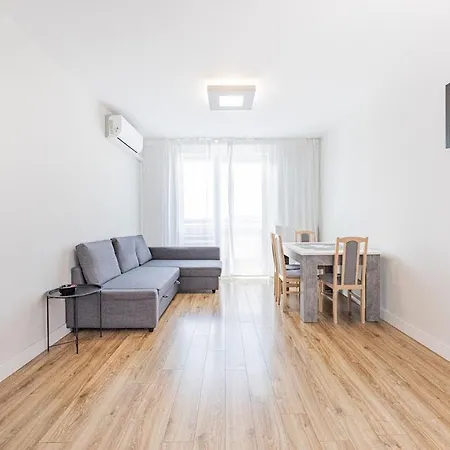 Z Parkingiem, Obok Metra. * Varsovie