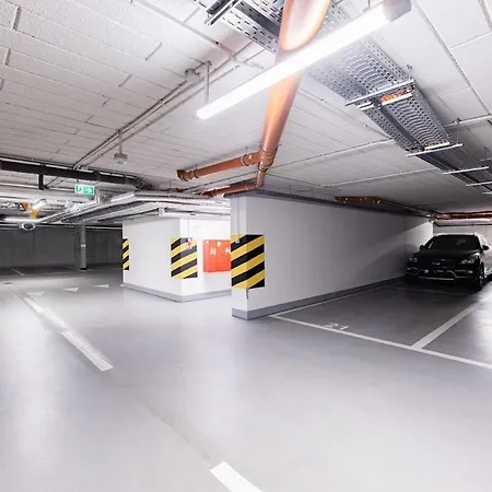 Z Parkingiem, Obok Metra.