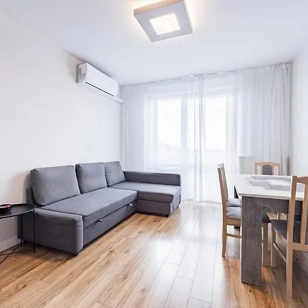 Apartmán Z Parkingiem, Obok Metra.