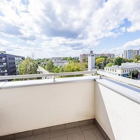 Z Parkingiem, Obok Metra. *