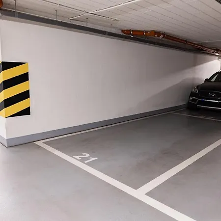 Z Parkingiem, Obok Metra.