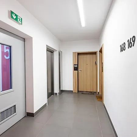 Apartmán Z Parkingiem, Obok Metra.