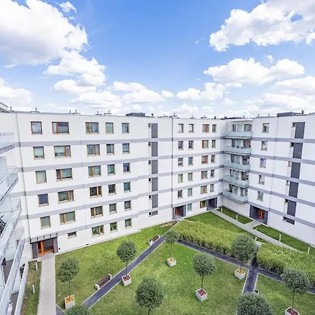 Z Parkingiem, Obok Metra. 바르샤바