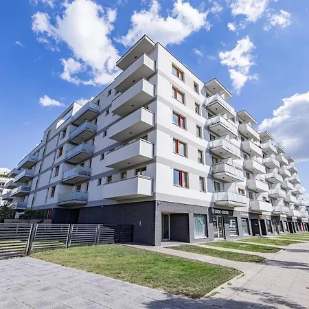 Z Parkingiem, Obok Metra.