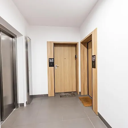 Z Parkingiem, Obok Metra. 바르샤바