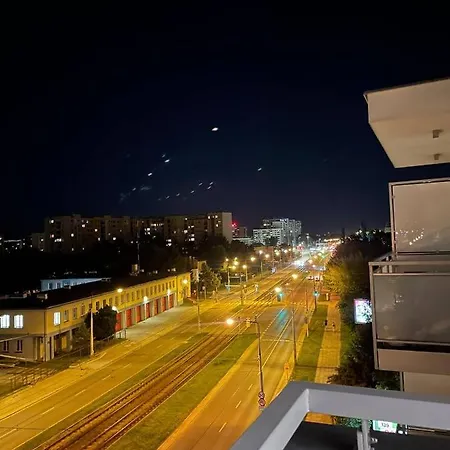 Z Parkingiem, Obok Metra. *