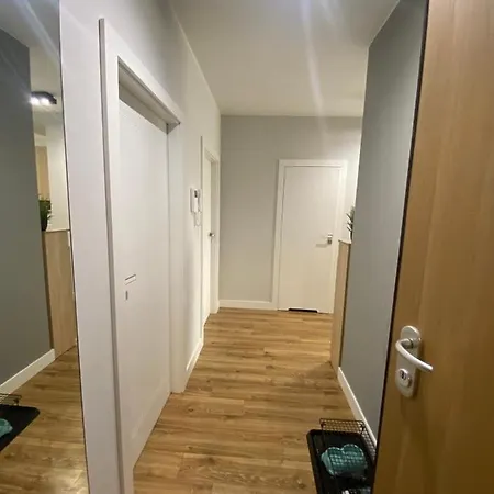 Z Parkingiem, Obok Metra.