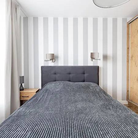 Z Parkingiem, Obok Metra.