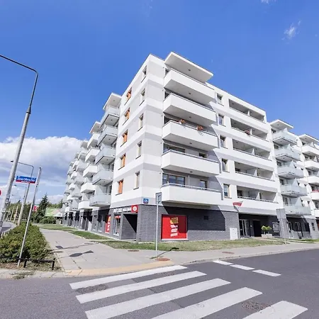 Z Parkingiem, Obok Metra. Apartment