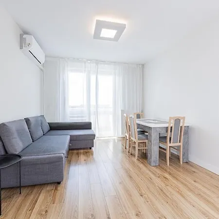 Z Parkingiem, Obok Metra. * Varsavia