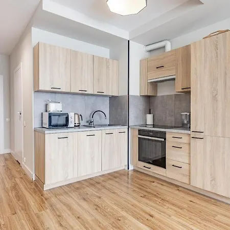 Z Parkingiem, Obok Metra. Apartment