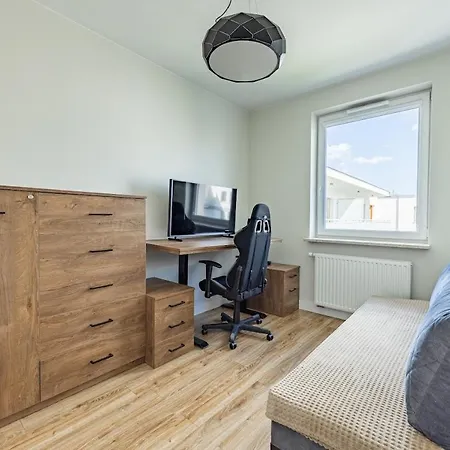 Z Parkingiem, Obok Metra. Varsavia