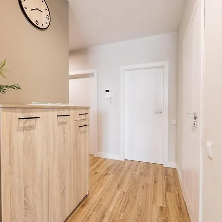Z Parkingiem, Obok Metra. Apartment